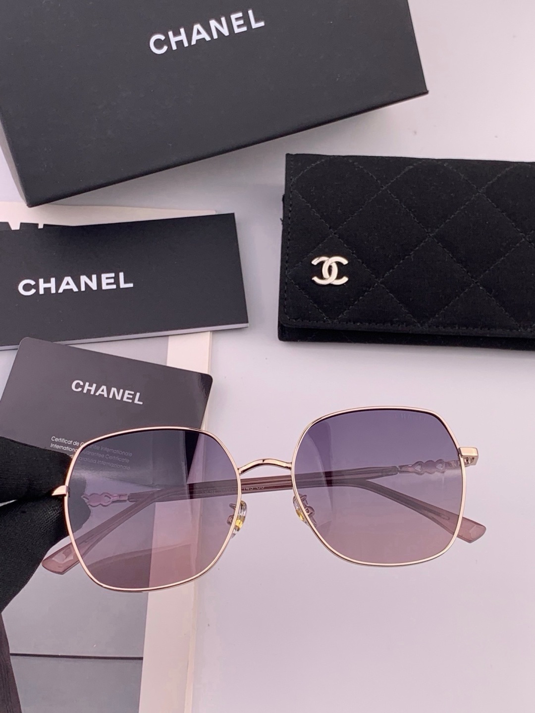 新品CHANEL 香奈儿太阳镜以独特魅力和前卫风格诠释春夏最新眼镜，质感超好佩带舒适 型号：CH0193