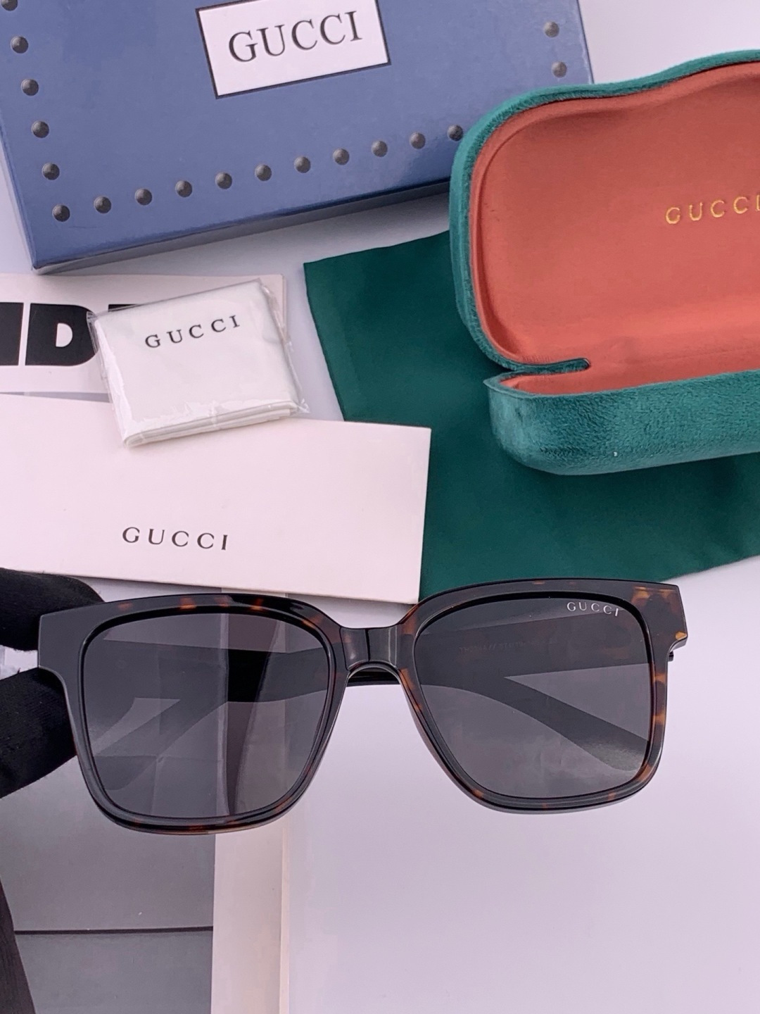 GUCCI  新款偏光太眼镜，情侣款时尚方框太阳镜佩戴舒适网红潮流款墨镜，大气女人范儿，大脸小脸都好看 ！型号：G423