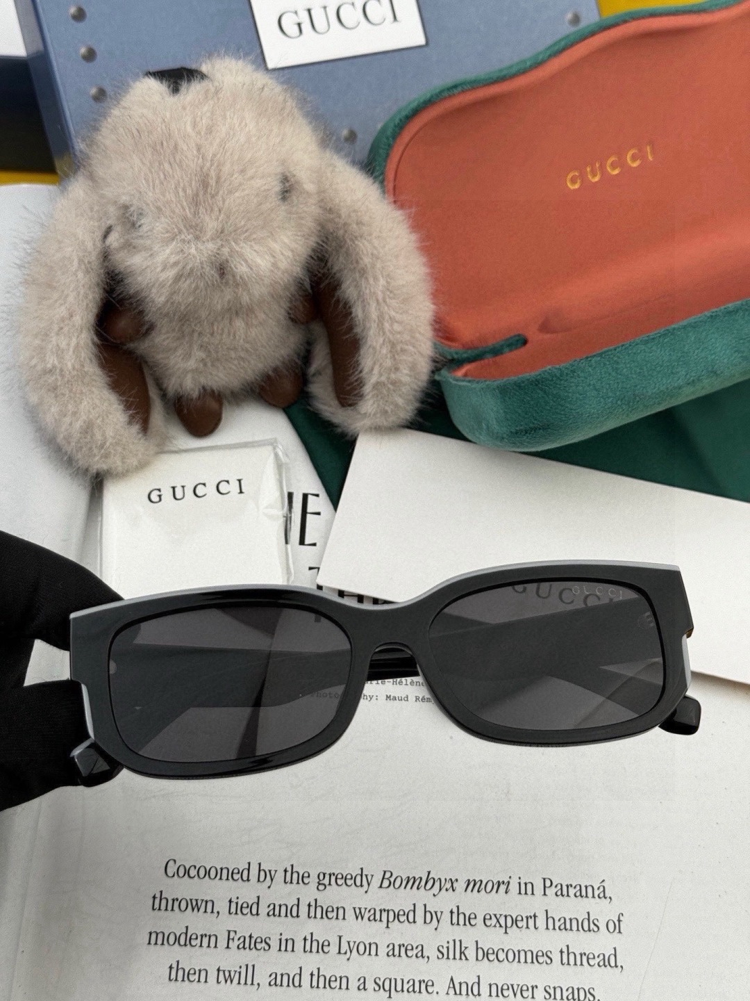 Gucci   经典的小框设计，不挑脸型，无论搭配大衣还是连衣裙都非常显气质尼龙偏光镜片预防紫外线 型号：G0110