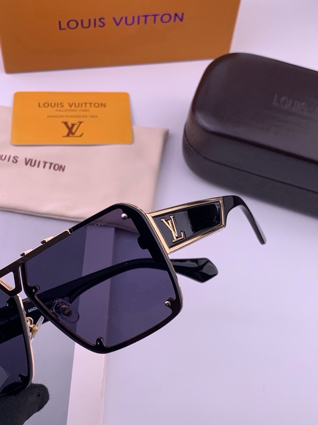 LV🔥高品质男女款”太阳镜🔥 开车钓鱼都可🔥百搭显瘦墨镜韩版男士飞行员大框司机开车防紫外线太阳镜，型号：L501