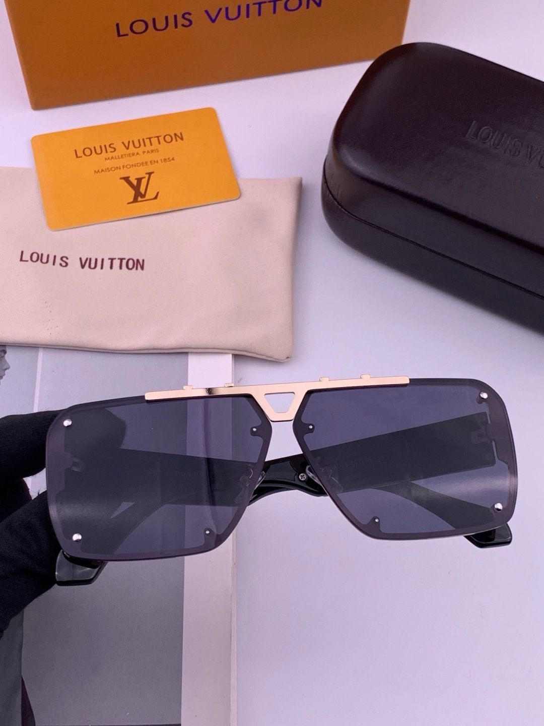 LV🔥高品质男女款”太阳镜🔥 开车钓鱼都可🔥百搭显瘦墨镜韩版男士飞行员大框司机开车防紫外线太阳镜，型号：L501