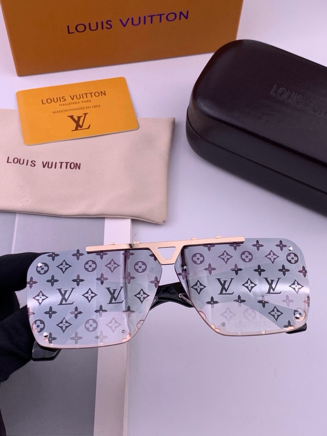 LV🔥高品质男女款”太阳镜🔥 开车钓鱼都可🔥百搭显瘦墨镜韩版男士飞行员大框司机开车防紫外线太阳镜，型号：L501