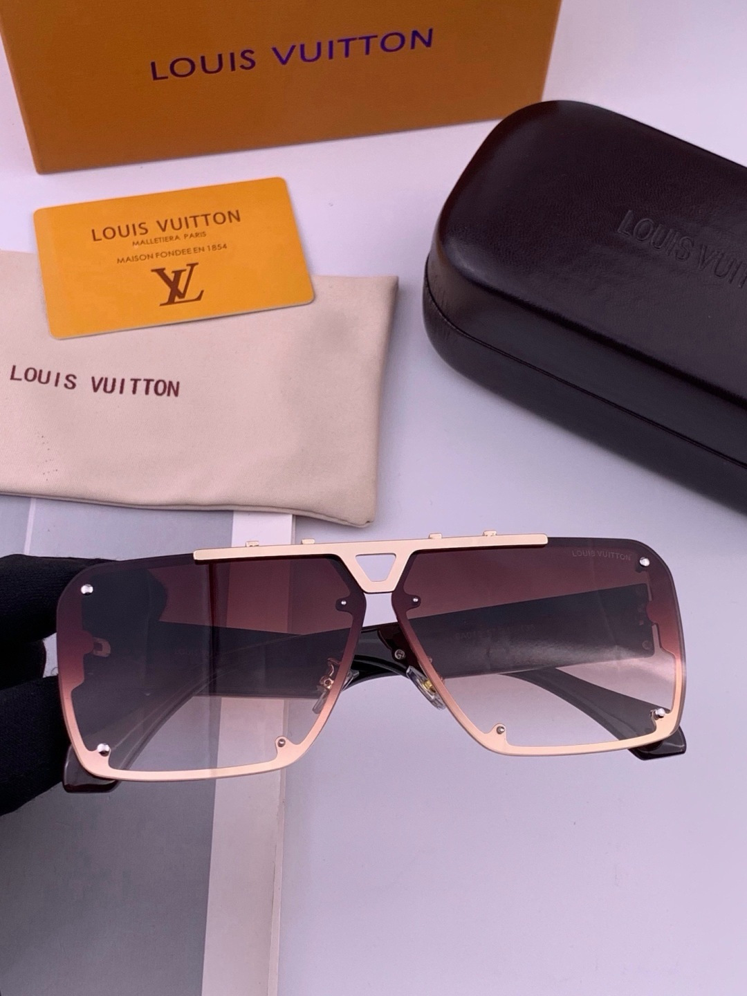 LV🔥高品质男女款”太阳镜🔥 开车钓鱼都可🔥百搭显瘦墨镜韩版男士飞行员大框司机开车防紫外线太阳镜，型号：L501
