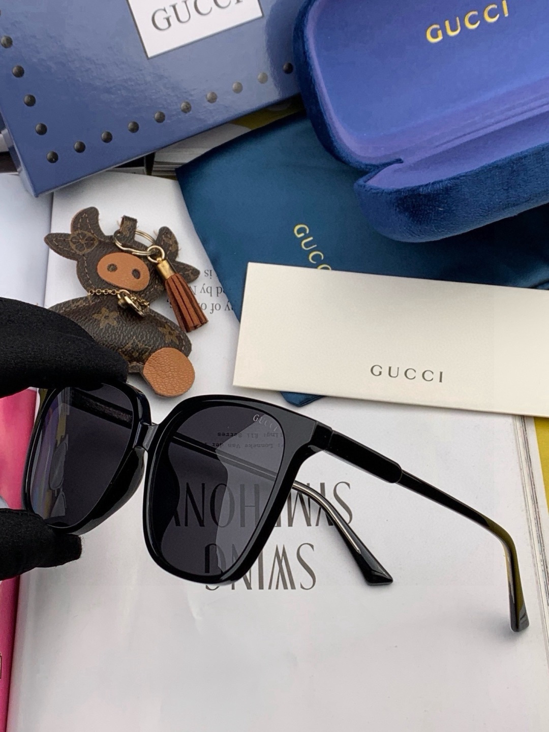 Gucci   情侣款 经典的方框设计，不挑脸型，无论搭配大衣还是连衣裙都非常显气质高清偏光镜片预防紫外线 型号：G00