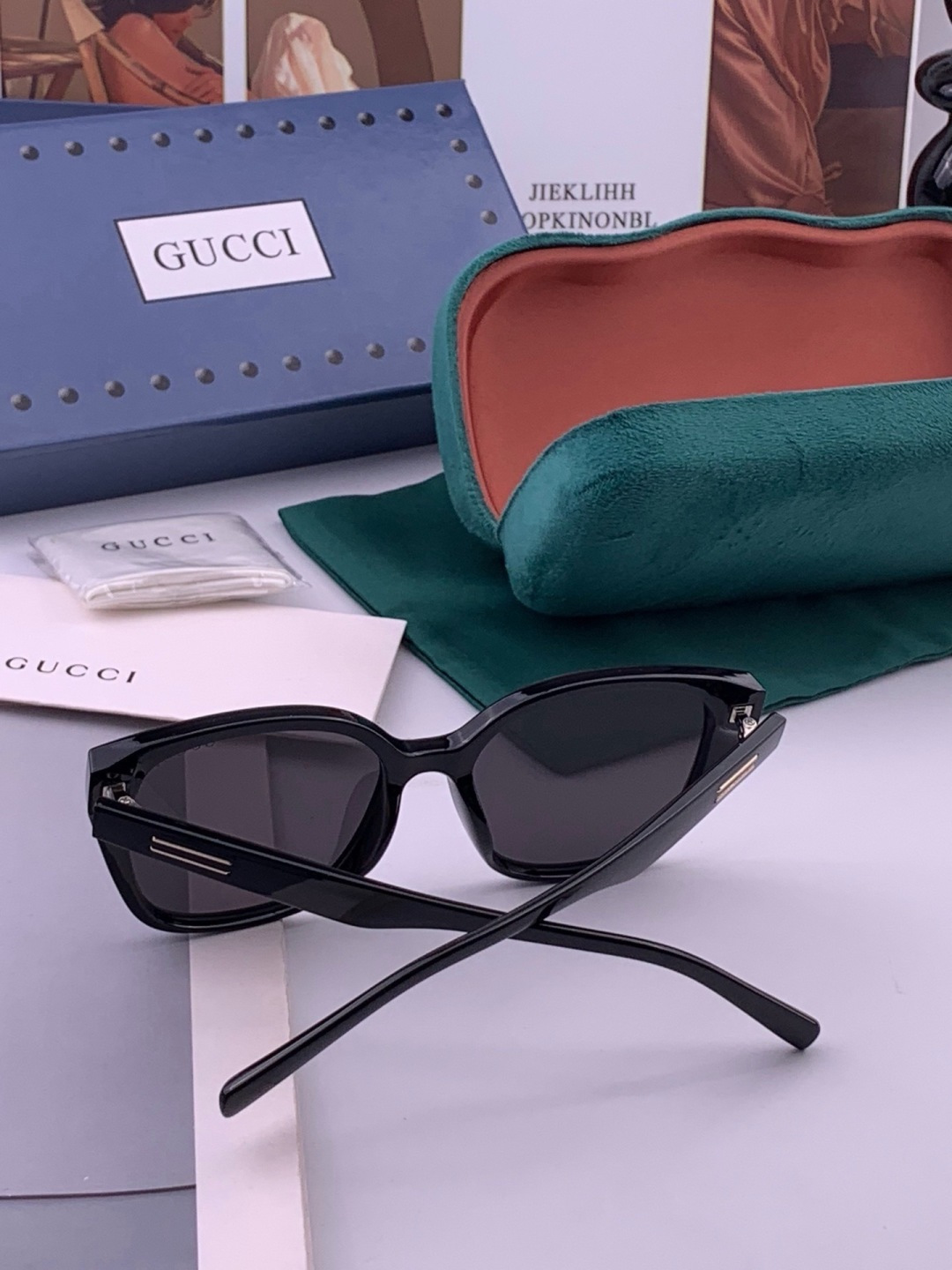 Gucci   情侣款 经典的方框设计，不挑脸型，无论搭配大衣还是连衣裙都非常显气质高清偏光镜片预防紫外线 型号：G77