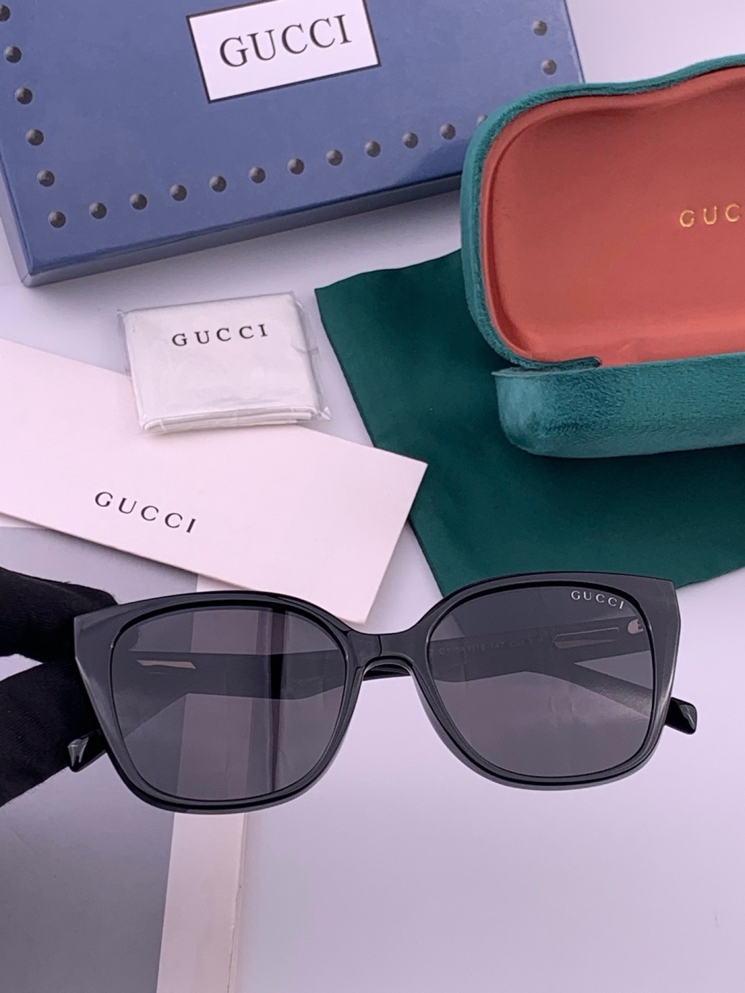 Gucci   情侣款 经典的方框设计，不挑脸型，无论搭配大衣还是连衣裙都非常显气质高清偏光镜片预防紫外线 型号：G77