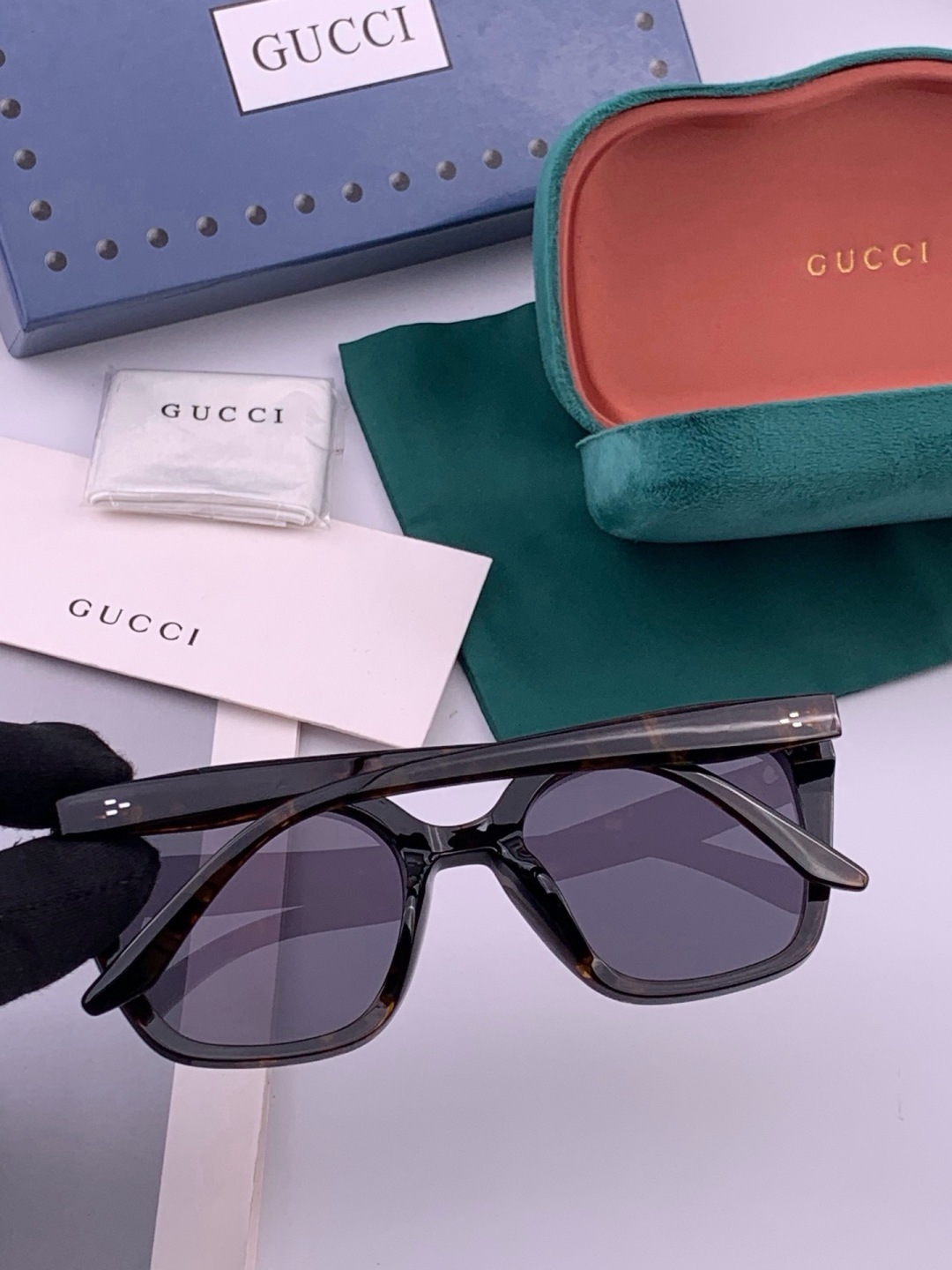 Gucci   情侣款 经典的方框设计，不挑脸型，无论搭配大衣还是连衣裙都非常显气质高清偏光镜片预防紫外线 型号：G07