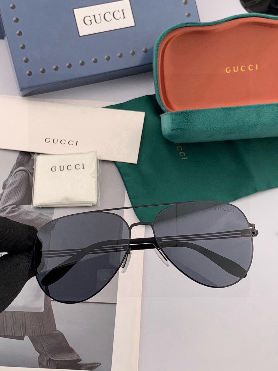 GUCC* 新款男女情侣款太阳iP电镀永不褪色 卖点：超轻超有弹性整幅眼镜无螺丝重要的是压不坏、镜片：高清尼龙偏光镜片 