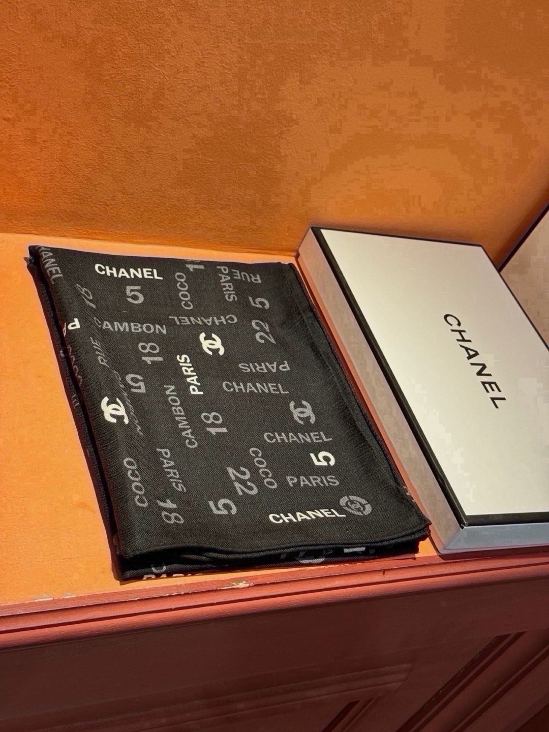上新❤️ 【Chanel】 经典茶花优雅Coco风,Chanel最新菱格丝绒大方巾~气质到骨子里,香奶奶新一季的面料超 上新❤️ 【Chanel】 经典茶花优雅Coco风,Chanel最新菱格丝绒大方巾~气质到骨子里,香奶奶新一季的面料超