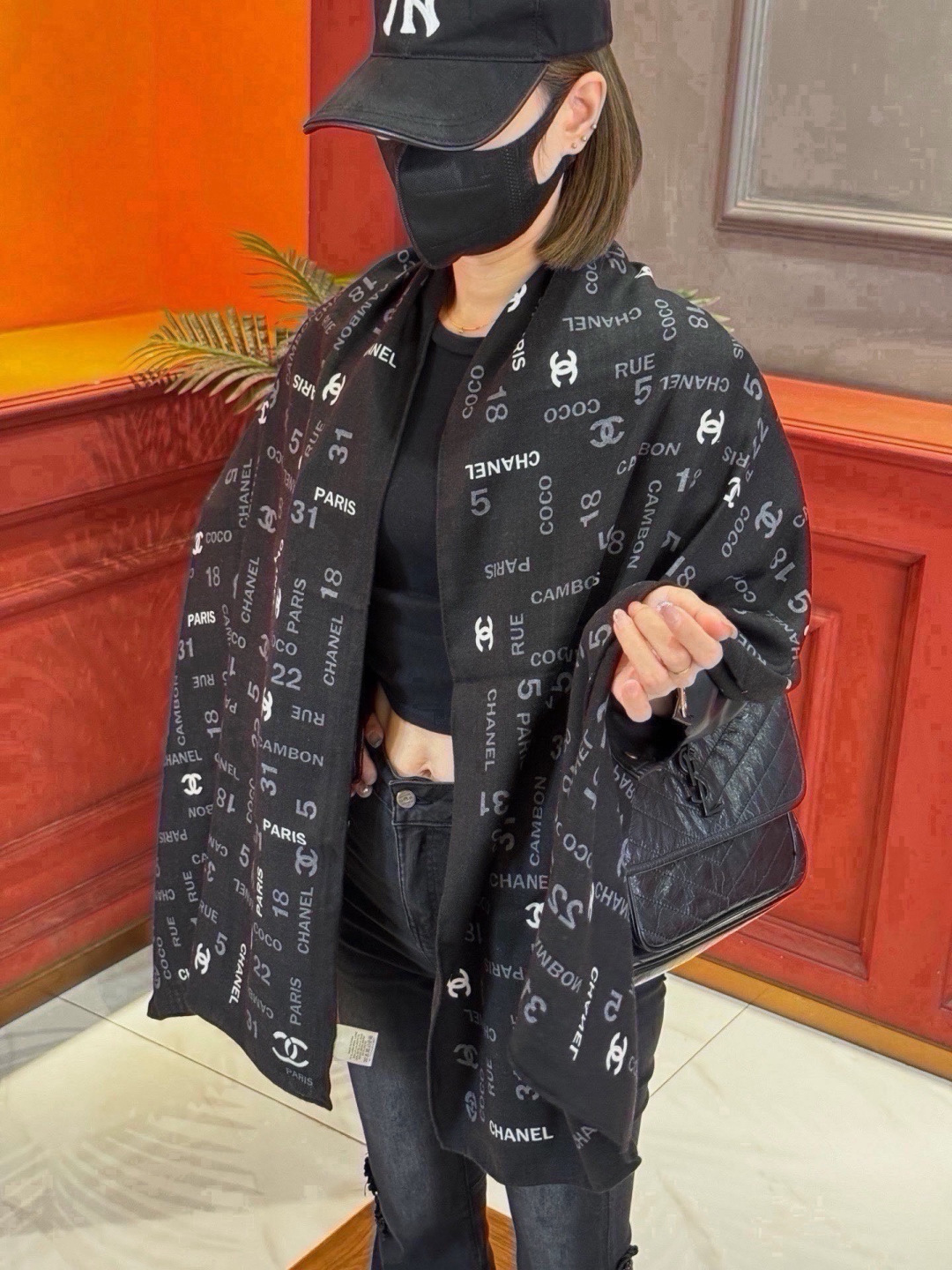 上新❤️ 【Chanel】  经典茶花优雅Coco风，Chanel最新菱格丝绒大方巾~气质到骨子里，香奶奶新一季的面料超
