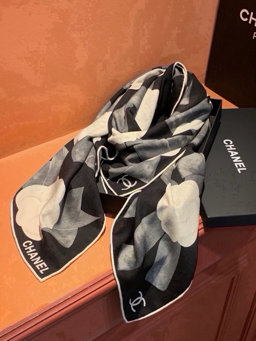 Chanel ~新品~【五角星山茶花】 140双面丝绒方巾 这款经典单品展现强大而迷人的女性魅力精髓。此140方巾推陈出 Chanel ~新品~【五角星山茶花】 140双面丝绒方巾 这款经典单品展现强大而迷人的女性魅力精髓。此140方巾推陈出