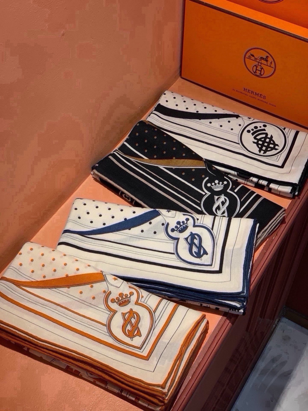 “清晨漫步Bandana”140厘米双面同色丝绒披肩 手工卷边山羊绒和真丝混纺披肩（70%山羊绒，30%桑蚕丝）。 这款