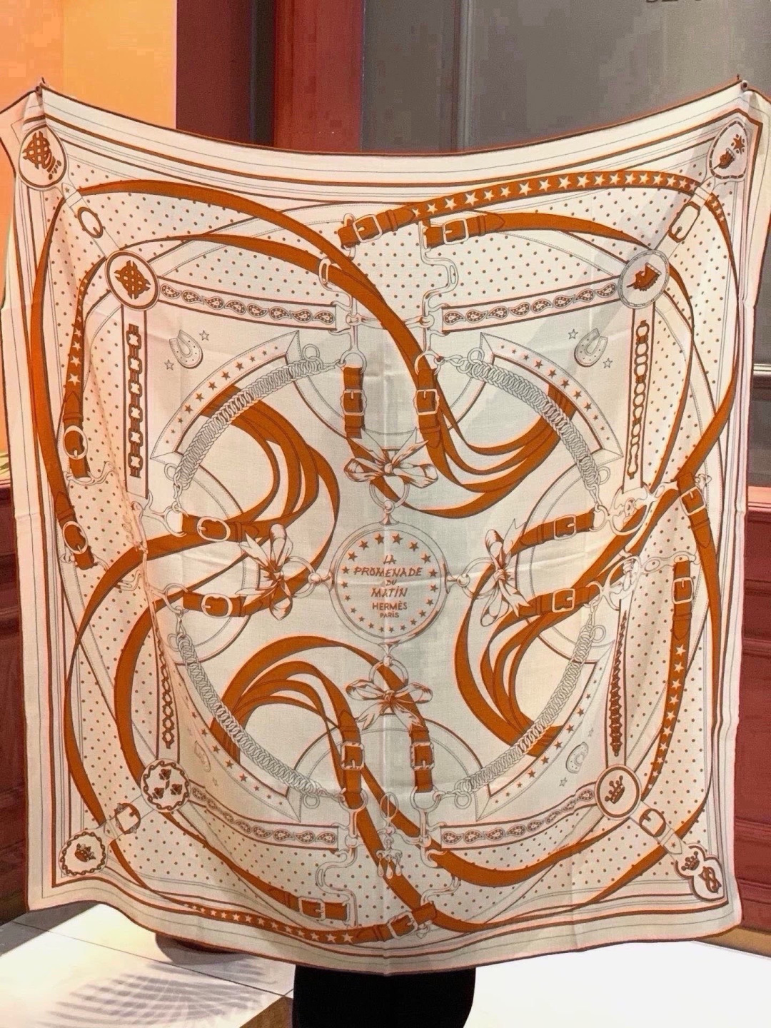 “清晨漫步Bandana”140厘米双面同色丝绒披肩 手工卷边山羊绒和真丝混纺披肩（70%山羊绒，30%桑蚕丝）。 这款