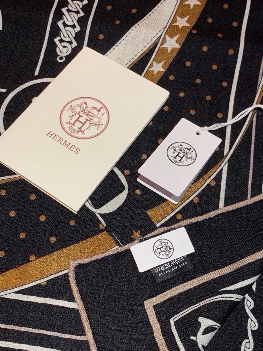 “清晨漫步Bandana”140厘米双面同色丝绒披肩 手工卷边山羊绒和真丝混纺披肩（70%山羊绒，30%桑蚕丝）。 这款
