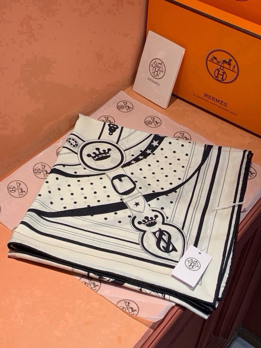 “清晨漫步Bandana”140厘米双面同色丝绒披肩 手工卷边山羊绒和真丝混纺披肩(70%山羊绒,30%桑蚕丝)。 这款 “清晨漫步Bandana”140厘米双面同色丝绒披肩 手工卷边山羊绒和真丝混纺披肩(70%山羊绒,30%桑蚕丝)。 这款