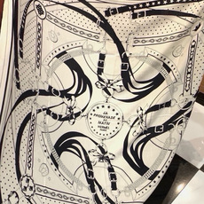 “清晨漫步Bandana”140厘米双面同色丝绒披肩 手工卷边山羊绒和真丝混纺披肩(70%山羊绒,30%桑蚕丝)。 这款 “清晨漫步Bandana”140厘米双面同色丝绒披肩 手工卷边山羊绒和真丝混纺披肩(70%山羊绒,30%桑蚕丝)。 这款