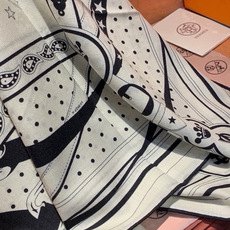 “清晨漫步Bandana”140厘米双面同色丝绒披肩 手工卷边山羊绒和真丝混纺披肩(70%山羊绒,30%桑蚕丝)。 这款 “清晨漫步Bandana”140厘米双面同色丝绒披肩 手工卷边山羊绒和真丝混纺披肩(70%山羊绒,30%桑蚕丝)。 这款