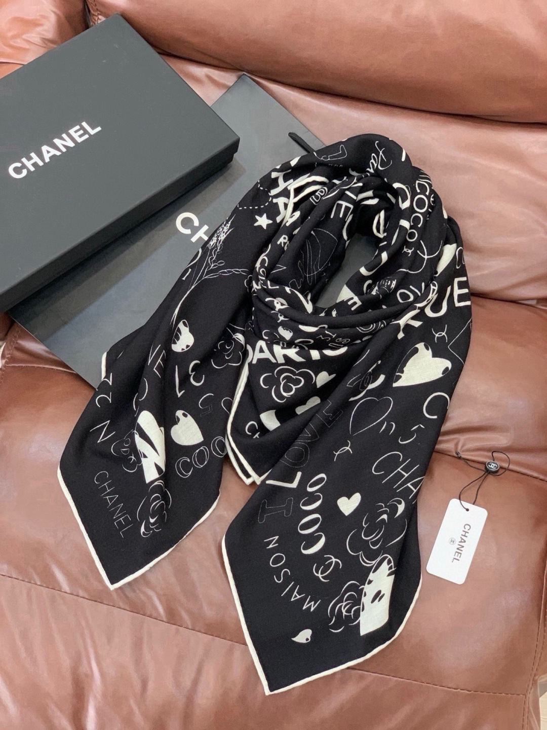 高级成衣系列~Chanel 【140双面同色丝绒披肩】 此系列谱写一曲自由轻灵的赞歌 本系列作品创新演绎品牌的风格符号 高级成衣系列~Chanel 【140双面同色丝绒披肩】 此系列谱写一曲自由轻灵的赞歌 本系列作品创新演绎品牌的风格符号