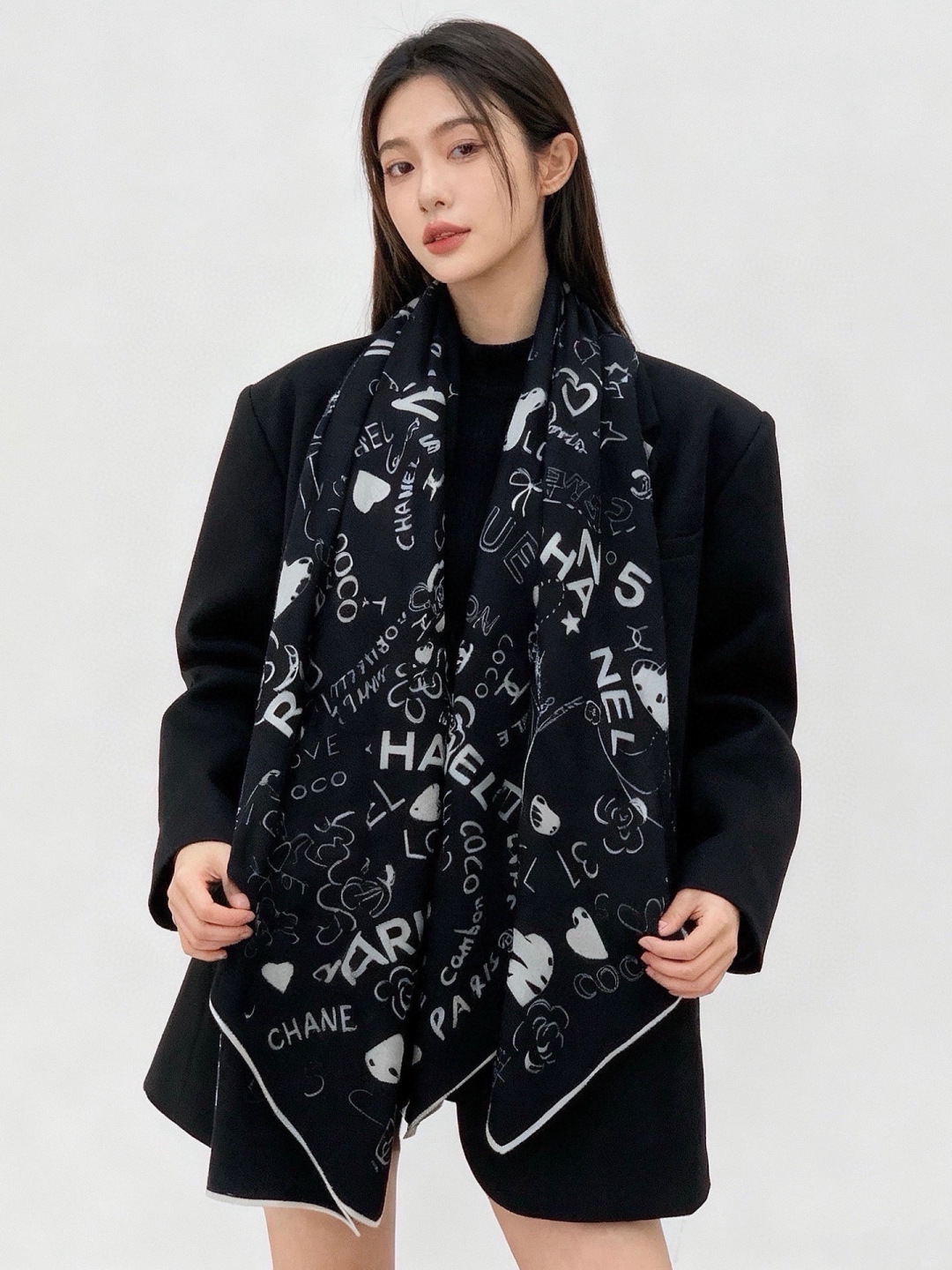 高级成衣系列～Chanel  【140双面同色丝绒披肩】 此系列谱写一曲自由轻灵的赞歌 本系列作品创新演绎品牌的风格符号