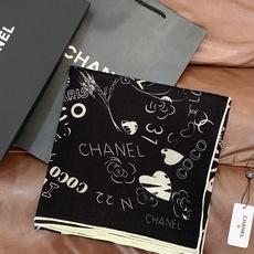 高级成衣系列~Chanel 【140双面同色丝绒披肩】 此系列谱写一曲自由轻灵的赞歌 本系列作品创新演绎品牌的风格符号 高级成衣系列~Chanel 【140双面同色丝绒披肩】 此系列谱写一曲自由轻灵的赞歌 本系列作品创新演绎品牌的风格符号