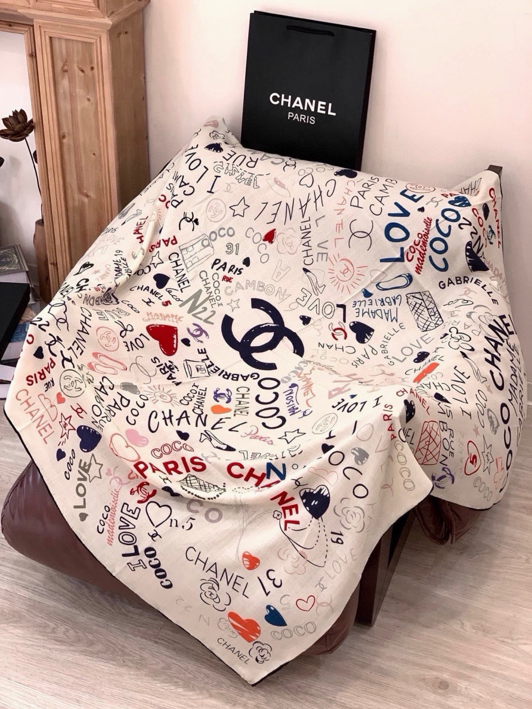 高级成衣系列~Chanel 【140双面同色丝绒披肩】 此系列谱写一曲自由轻灵的赞歌 本系列作品创新演绎品牌的风格符号 高级成衣系列~Chanel 【140双面同色丝绒披肩】 此系列谱写一曲自由轻灵的赞歌 本系列作品创新演绎品牌的风格符号