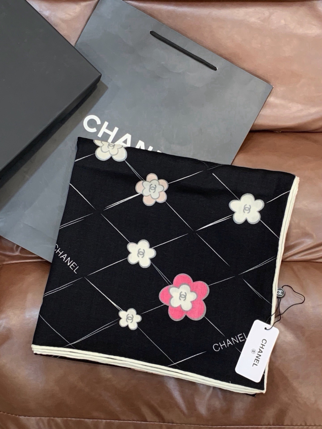 📦新款💖💖🏻🏻【山茶花印花140】140丝绒双面同色印花方巾‼️抢‼️VIP推荐 ‼️下手一定要快【高端 大爱 ‼️纯羊