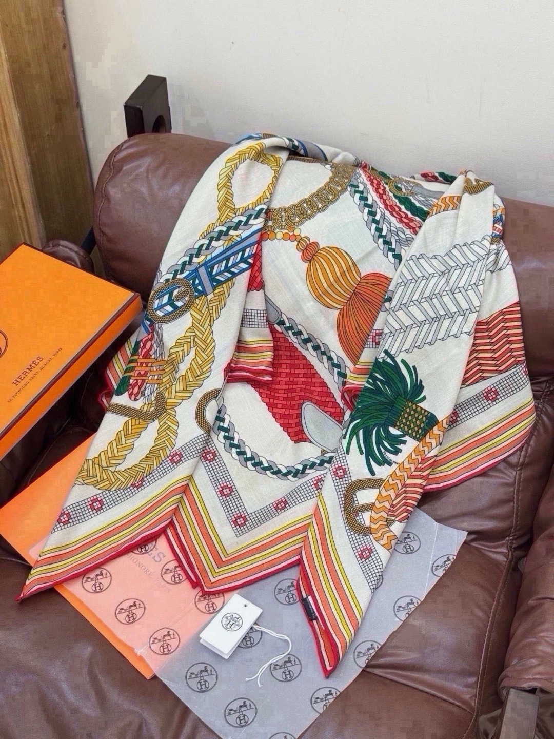 “编织鞍带”140方巾~Hermes 手工卷边丝绒方巾(30%桑蚕丝70%羊绒) 这款爱马仕的经典单品展现强大而迷人的 “编织鞍带”140方巾~Hermes 手工卷边丝绒方巾(30%桑蚕丝70%羊绒) 这款爱马仕的经典单品展现强大而迷人的
