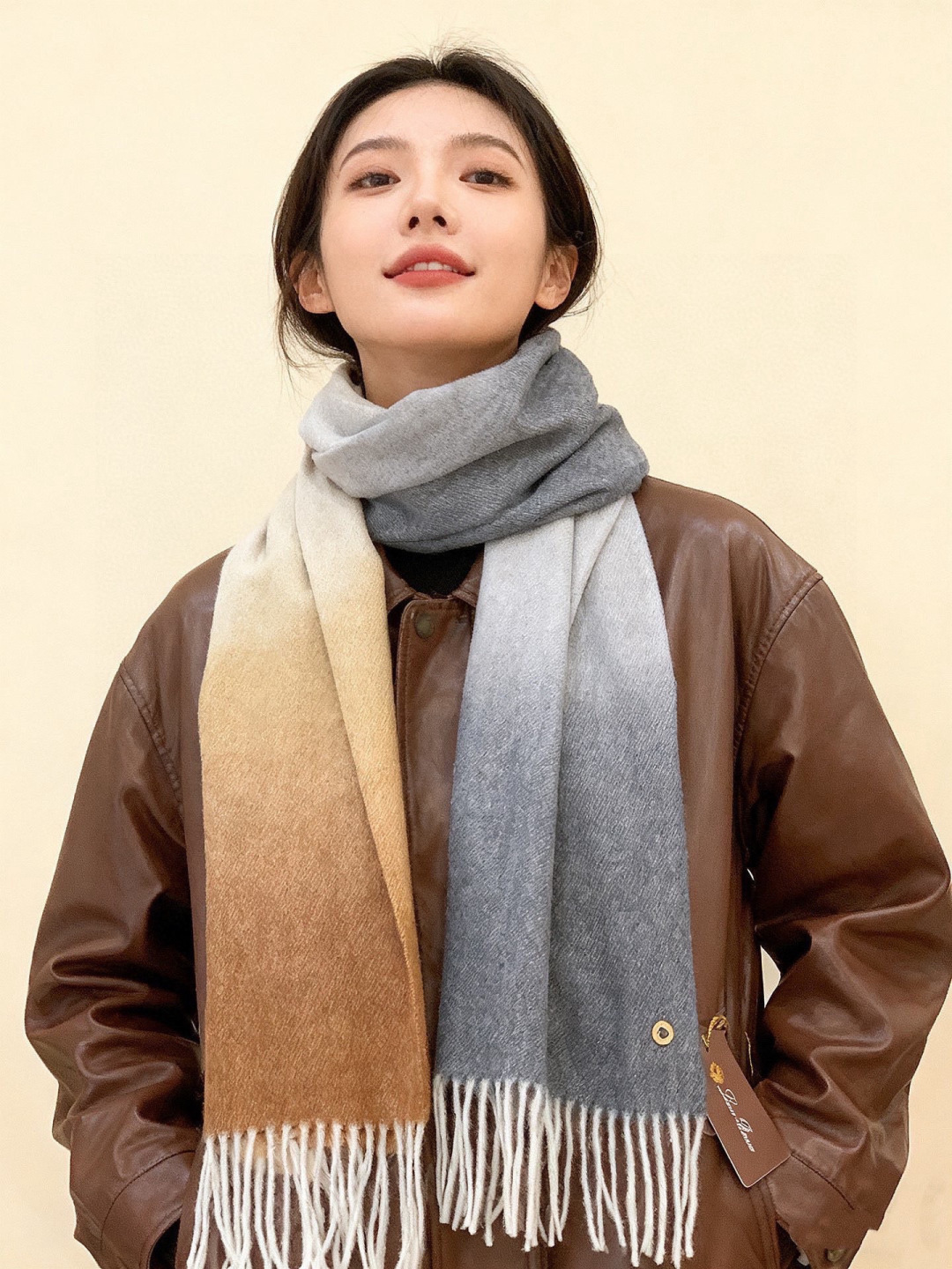 ✨✨太美了😍 【皮安娜】情侣款  美到要尖叫😱专柜最新款🎊英伦欧美范儿「多色渐变」又是一款即时尚又实用的大围巾&长巾，🎆