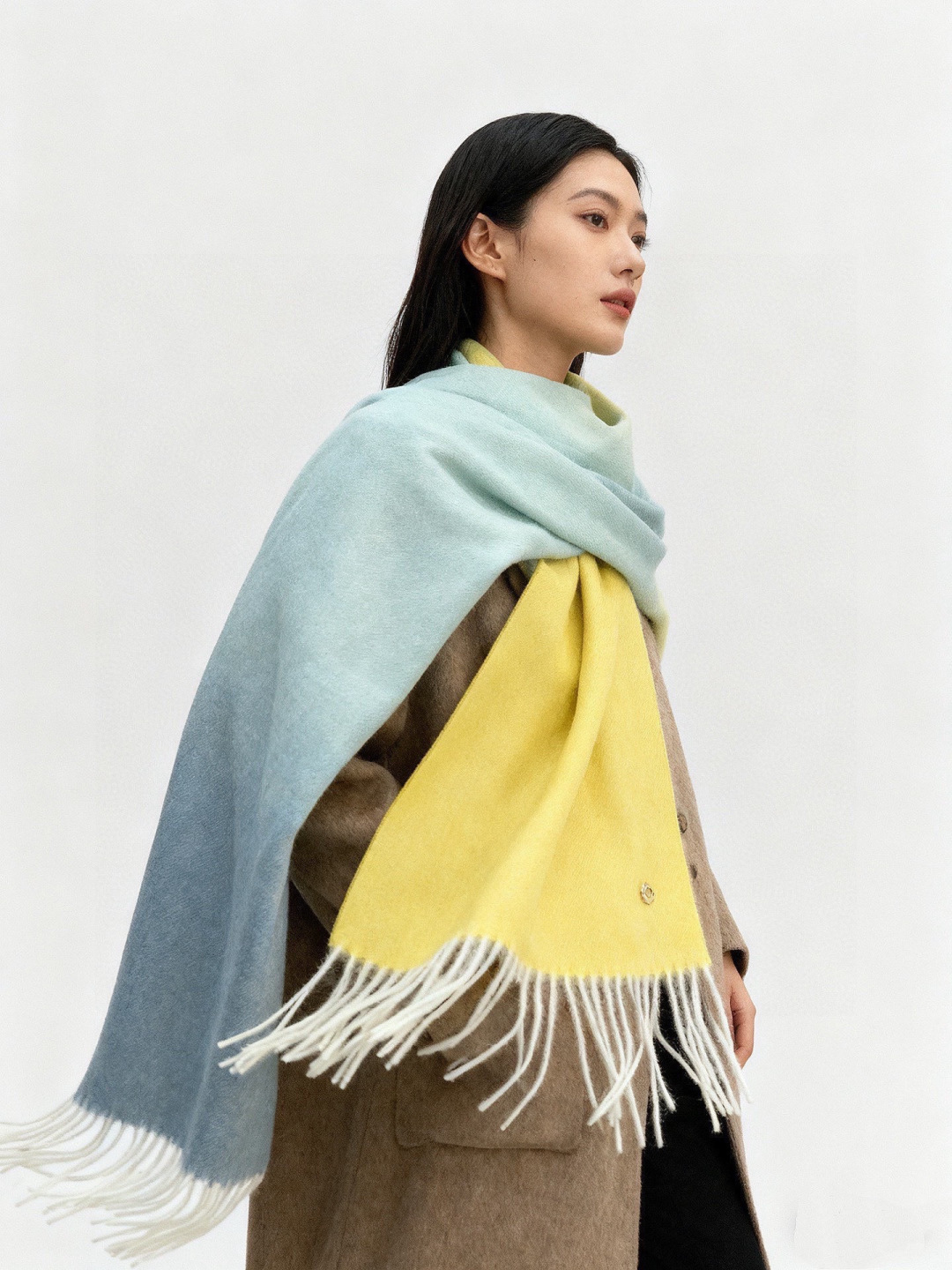 ✨✨太美了😍 【皮安娜】情侣款  美到要尖叫😱专柜最新款🎊英伦欧美范儿「多色渐变」又是一款即时尚又实用的大围巾&长巾，🎆