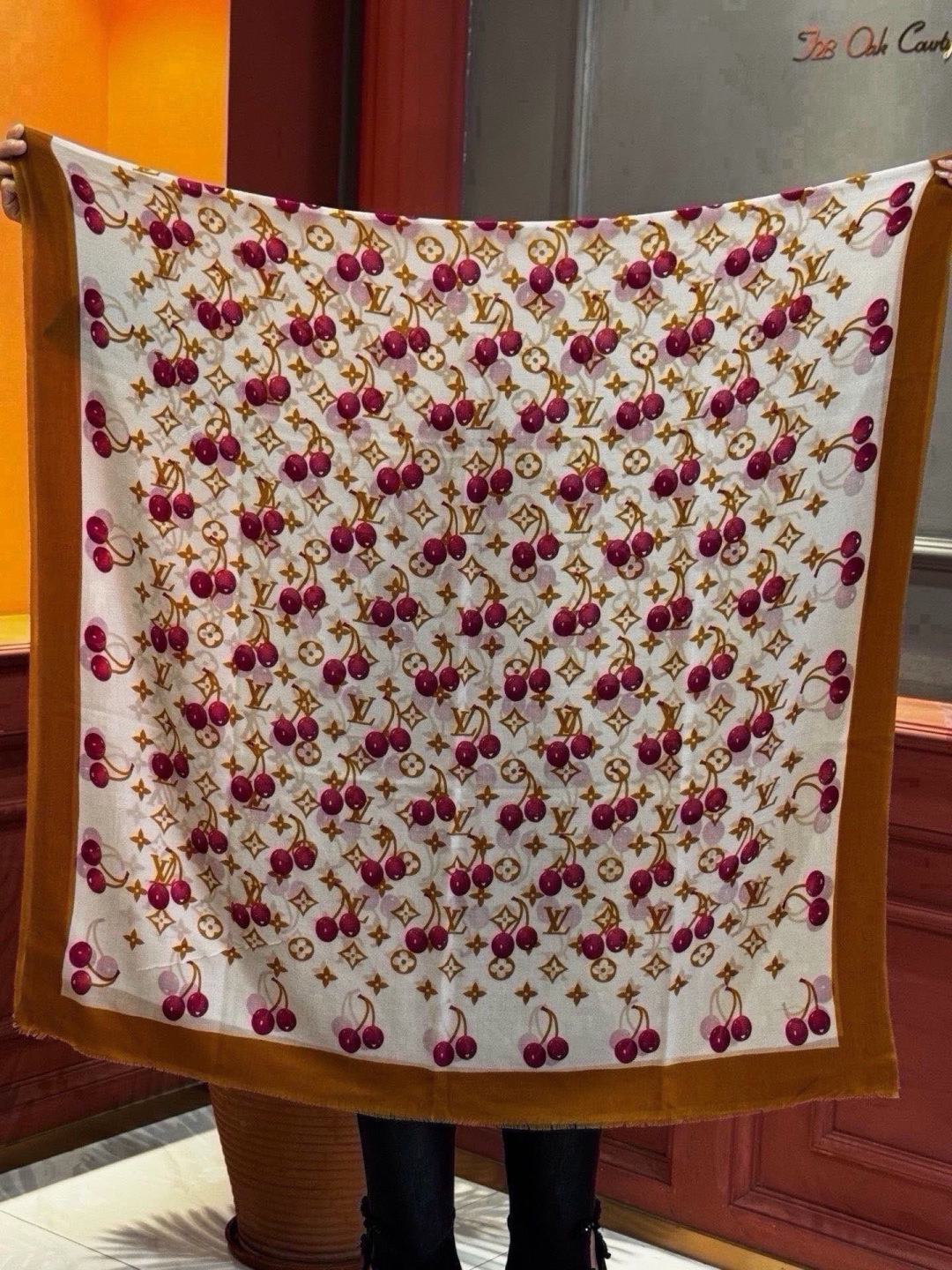 上新💕 🔥新款樱桃LV羊绒方巾  LV x TM Monogram Cerise 出自路易威登 x 村上隆复刻系列，以明