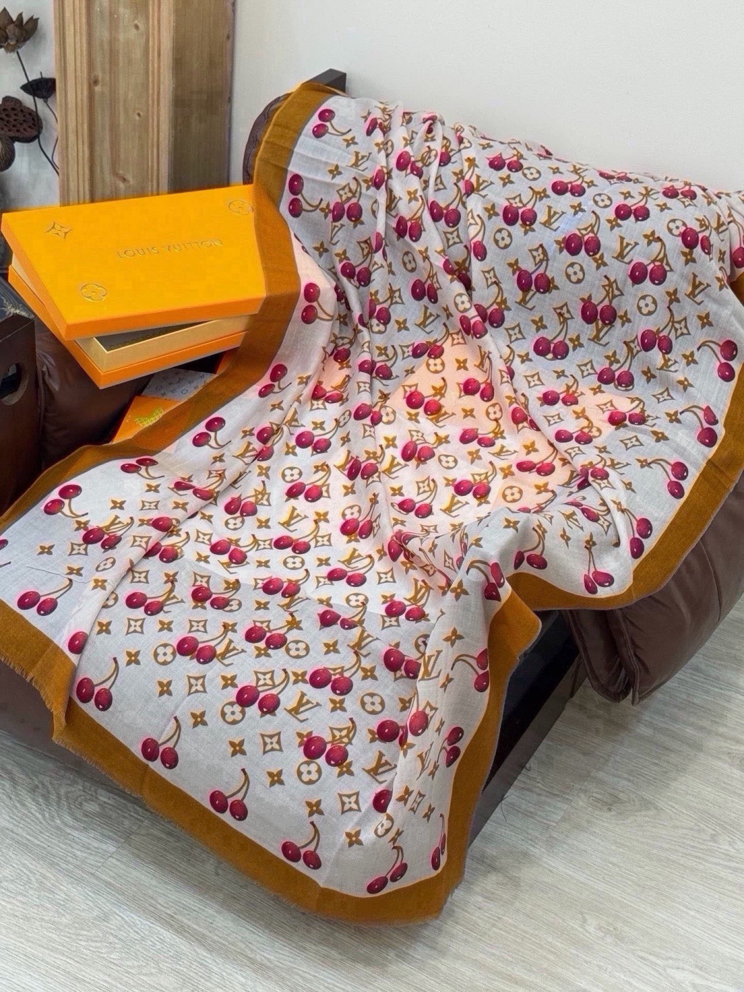 上新💕 🔥新款樱桃LV羊绒方巾  LV x TM Monogram Cerise 出自路易威登 x 村上隆复刻系列，以明