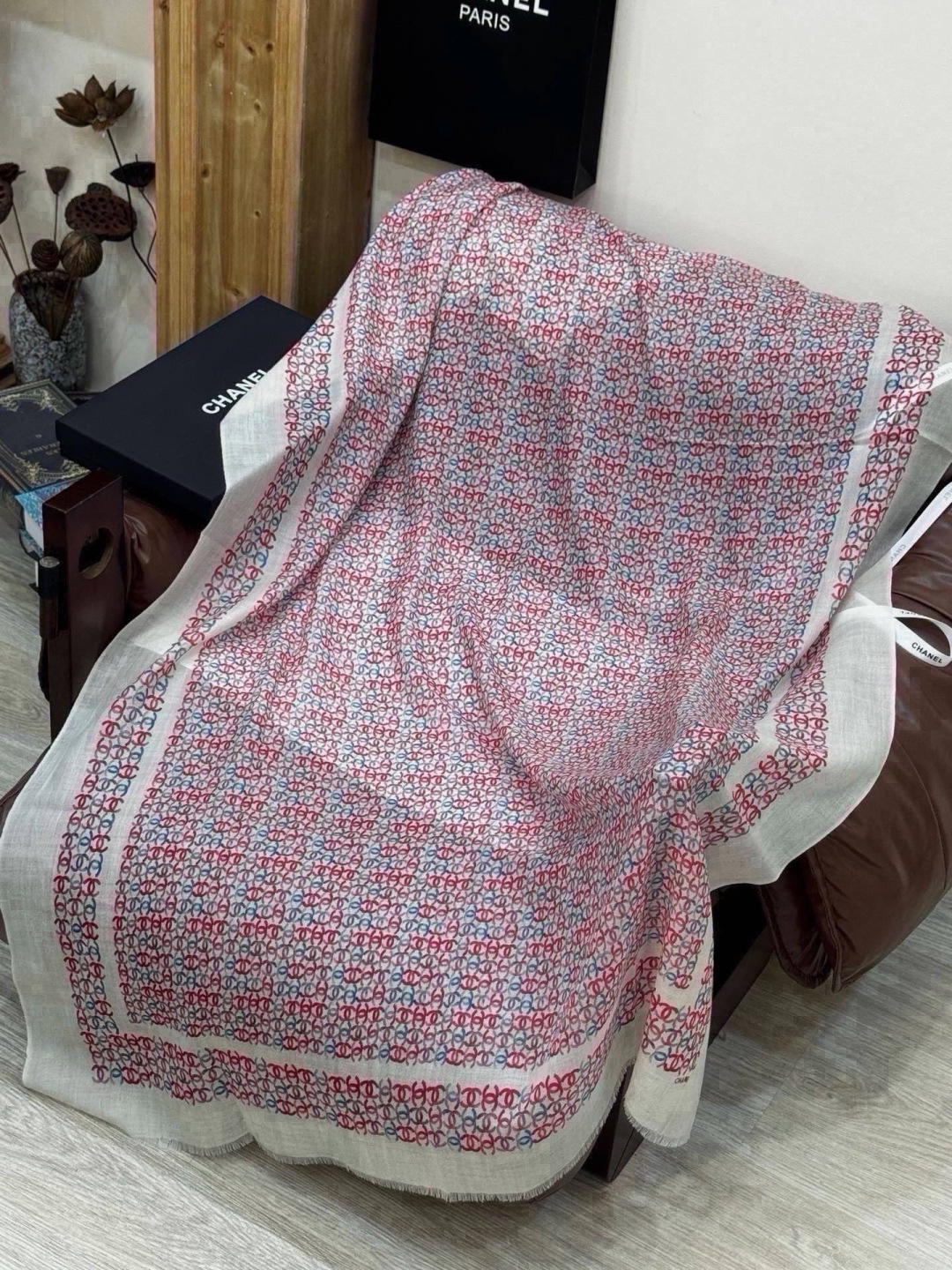 💟新款 💟CHANEL香奈儿经典元素设计优雅大方，绕在颈间超级完美💋💋简直人间的尤物😍 专柜品质[玫瑰]长巾100*20