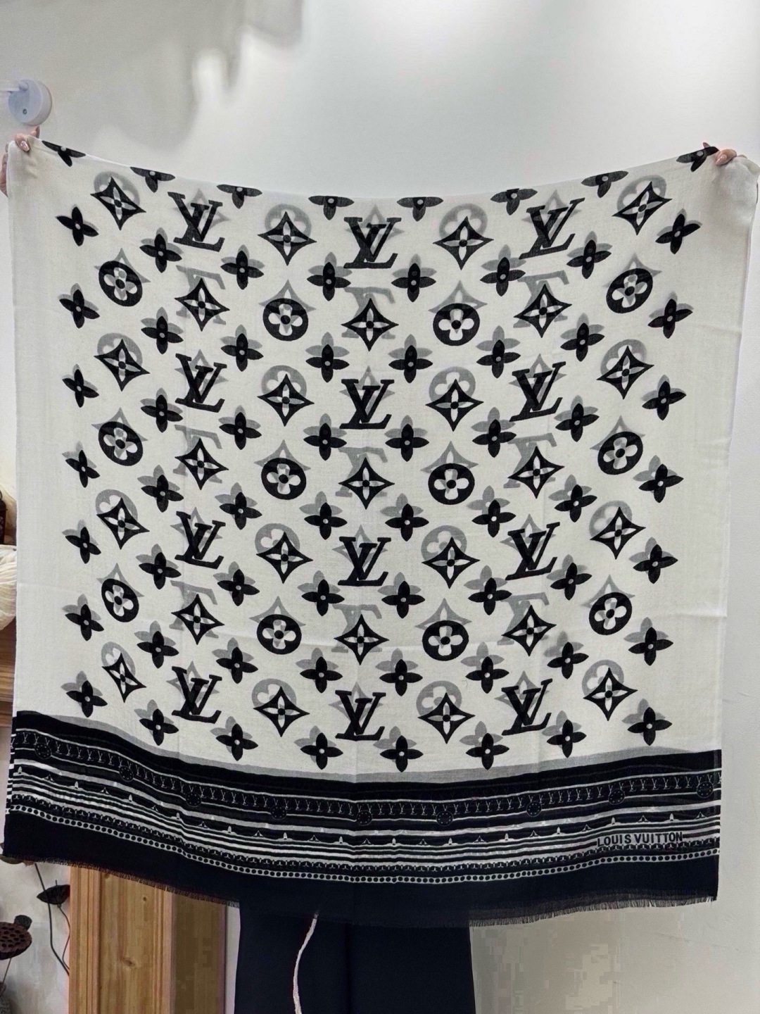 💟Iv最火的村上隆三彩羊绒长巾出货了！也可做装裱画，绝美无比，尽显时尚高端大气奢华风格！年度最佳爆款 ！材质是百分百💯羊