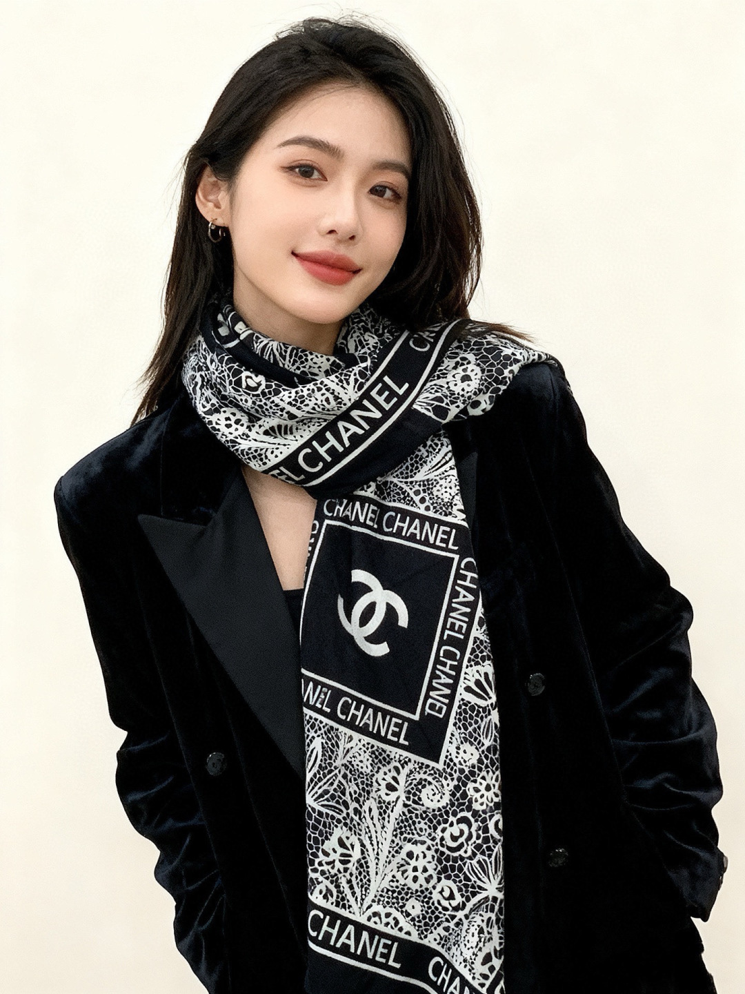 高级成衣系列～Chanel  【140双面同色丝绒披肩】 此系列谱写一曲自由轻灵的赞歌 本系列作品创新演绎品牌的风格符号