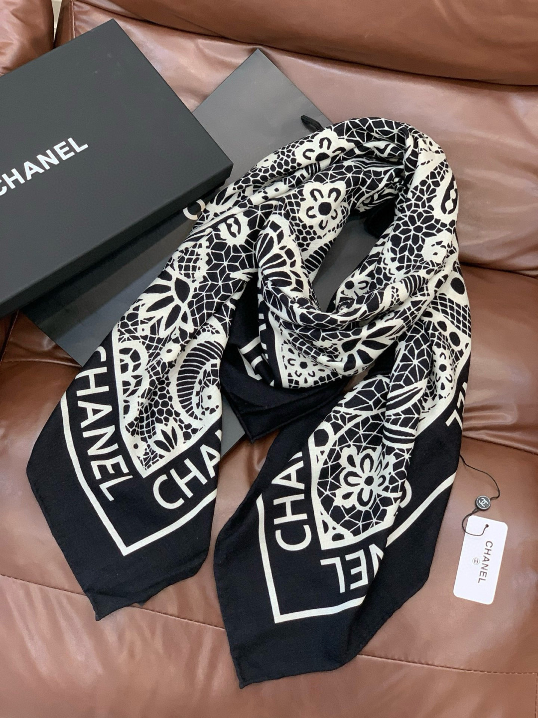 高级成衣系列~Chanel 【140双面同色丝绒披肩】 此系列谱写一曲自由轻灵的赞歌 本系列作品创新演绎品牌的风格符号 高级成衣系列~Chanel 【140双面同色丝绒披肩】 此系列谱写一曲自由轻灵的赞歌 本系列作品创新演绎品牌的风格符号