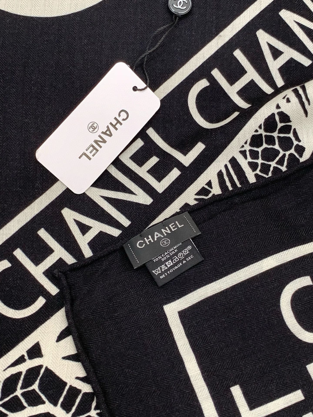 高级成衣系列~Chanel 【140双面同色丝绒披肩】 此系列谱写一曲自由轻灵的赞歌 本系列作品创新演绎品牌的风格符号 高级成衣系列~Chanel 【140双面同色丝绒披肩】 此系列谱写一曲自由轻灵的赞歌 本系列作品创新演绎品牌的风格符号