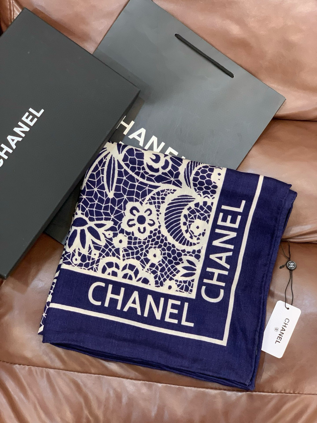 高级成衣系列~Chanel 【140双面同色丝绒披肩】 此系列谱写一曲自由轻灵的赞歌 本系列作品创新演绎品牌的风格符号 高级成衣系列~Chanel 【140双面同色丝绒披肩】 此系列谱写一曲自由轻灵的赞歌 本系列作品创新演绎品牌的风格符号
