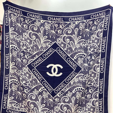 高级成衣系列~Chanel 【140双面同色丝绒披肩】 此系列谱写一曲自由轻灵的赞歌 本系列作品创新演绎品牌的风格符号 高级成衣系列~Chanel 【140双面同色丝绒披肩】 此系列谱写一曲自由轻灵的赞歌 本系列作品创新演绎品牌的风格符号