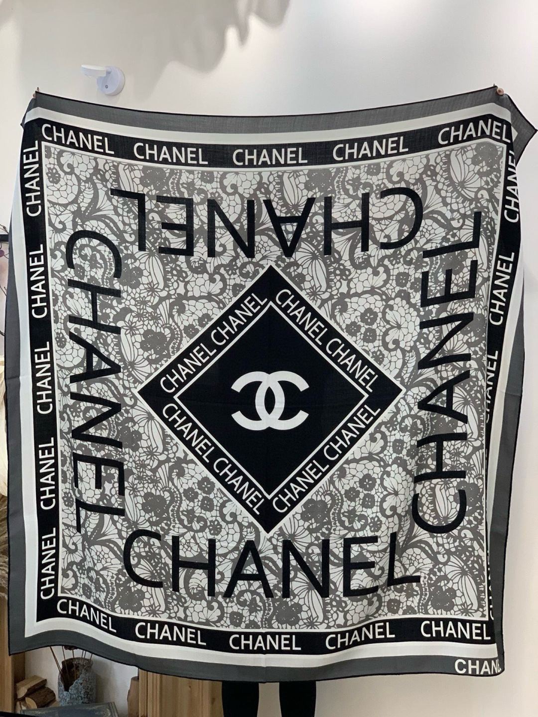 高级成衣系列~Chanel 【140双面同色丝绒披肩】 此系列谱写一曲自由轻灵的赞歌 本系列作品创新演绎品牌的风格符号 高级成衣系列~Chanel 【140双面同色丝绒披肩】 此系列谱写一曲自由轻灵的赞歌 本系列作品创新演绎品牌的风格符号