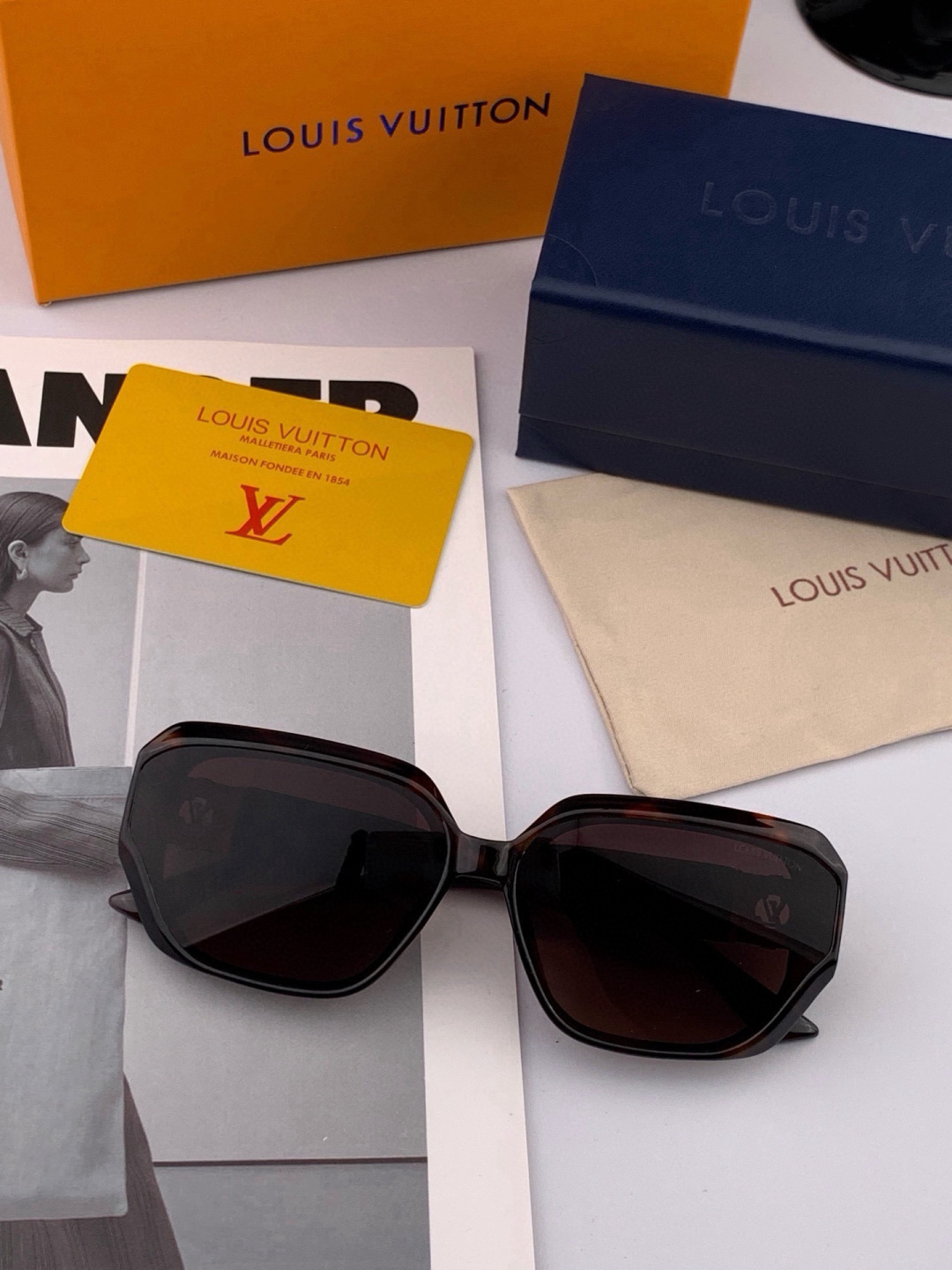 LV 开春新款  潮流爆款 时尚方框太阳镜 高品质 佩戴舒适 网红潮款墨镜 型号L8551