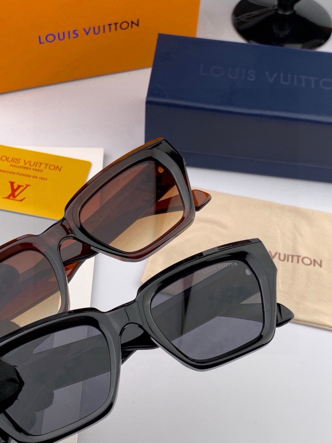 LV 新款女士方框太阳眼镜 开车墨镜 新款太阳镜  时尚大方 舒适轻盈 精致奢华 超轻 型号：L26900