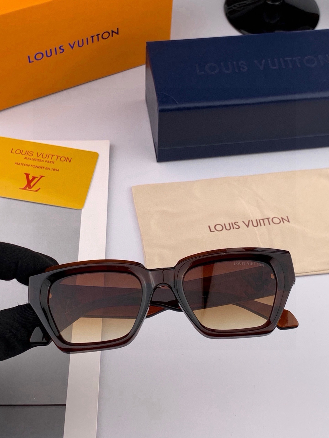 LV 新款女士方框太阳眼镜 开车墨镜 新款太阳镜  时尚大方 舒适轻盈 精致奢华 超轻 型号：L26900