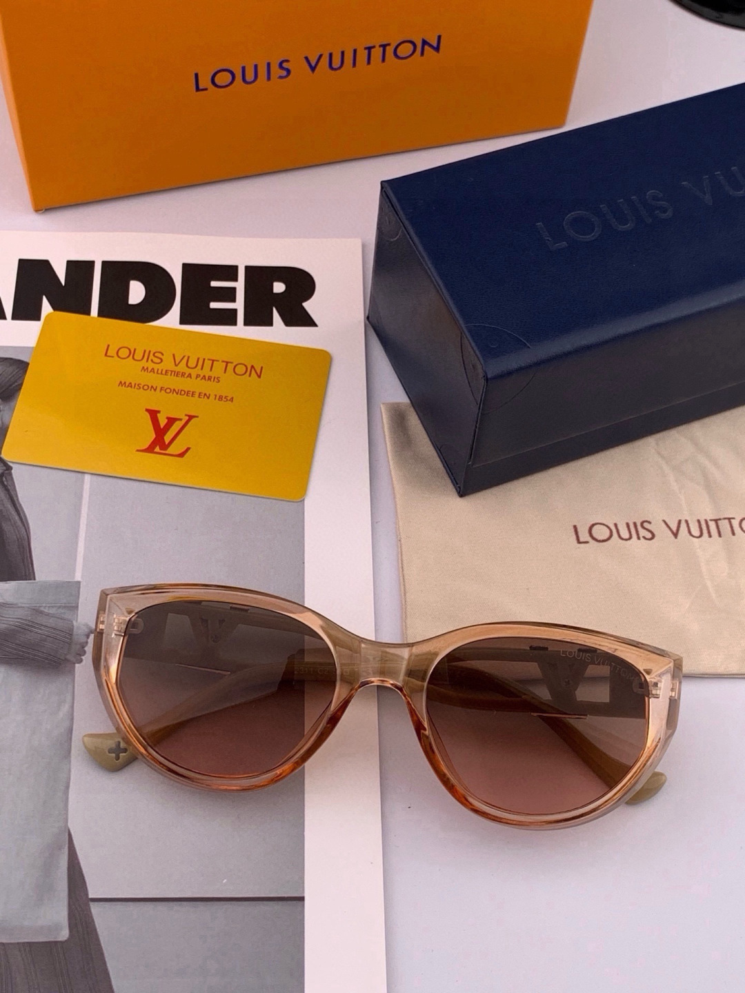 LV 开春新款  潮流爆款 时尚方框太阳镜 高品质 佩戴舒适 网红潮款墨镜 型号L1231 