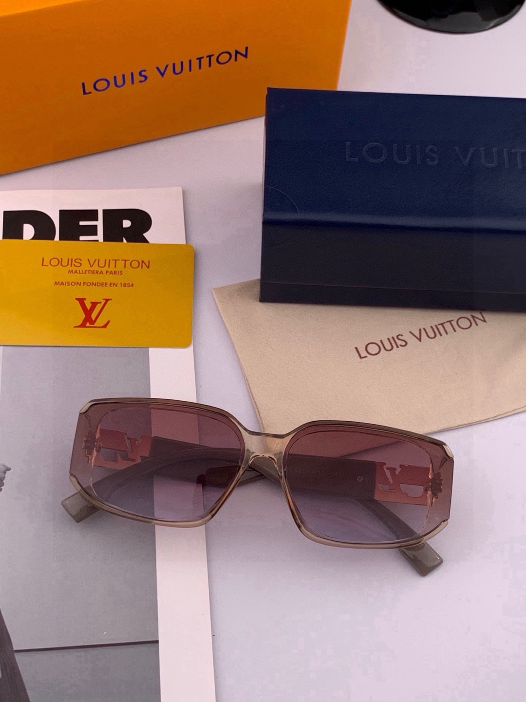 LV 开春新款  潮流爆款 时尚方框太阳镜 高品质 佩戴舒适 网红潮款墨镜 型号L5551