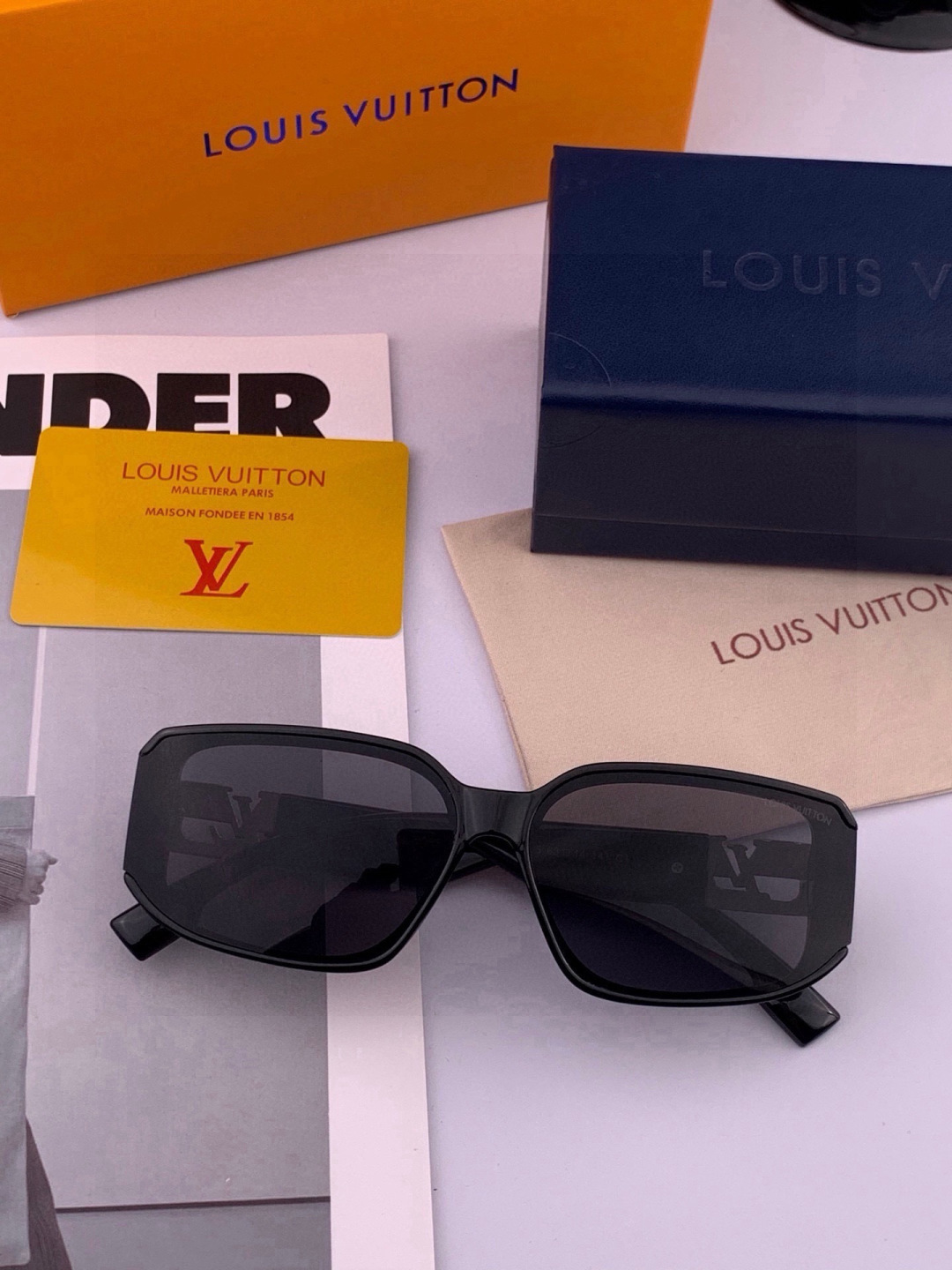 LV 开春新款  潮流爆款 时尚方框太阳镜 高品质 佩戴舒适 网红潮款墨镜 型号L5551
