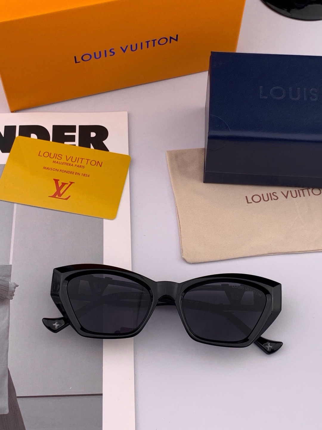 LV 开春新款  潮流爆款 时尚方框太阳镜 高品质 佩戴舒适 网红潮款墨镜 型号L4550