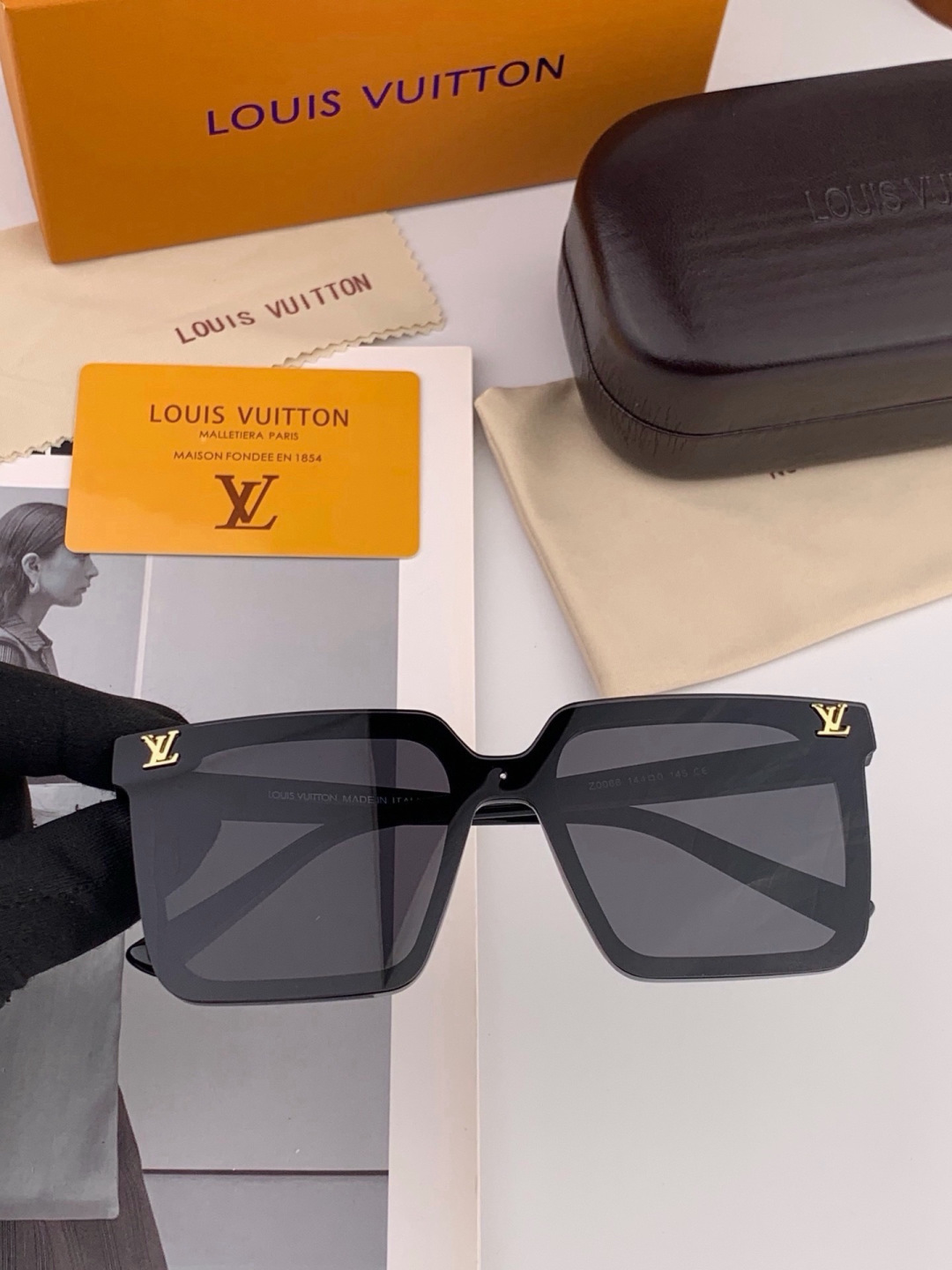 LV 开春新款  潮流爆款 时尚方框太阳镜 高品质 佩戴舒适 网红潮款墨镜 型号L4550