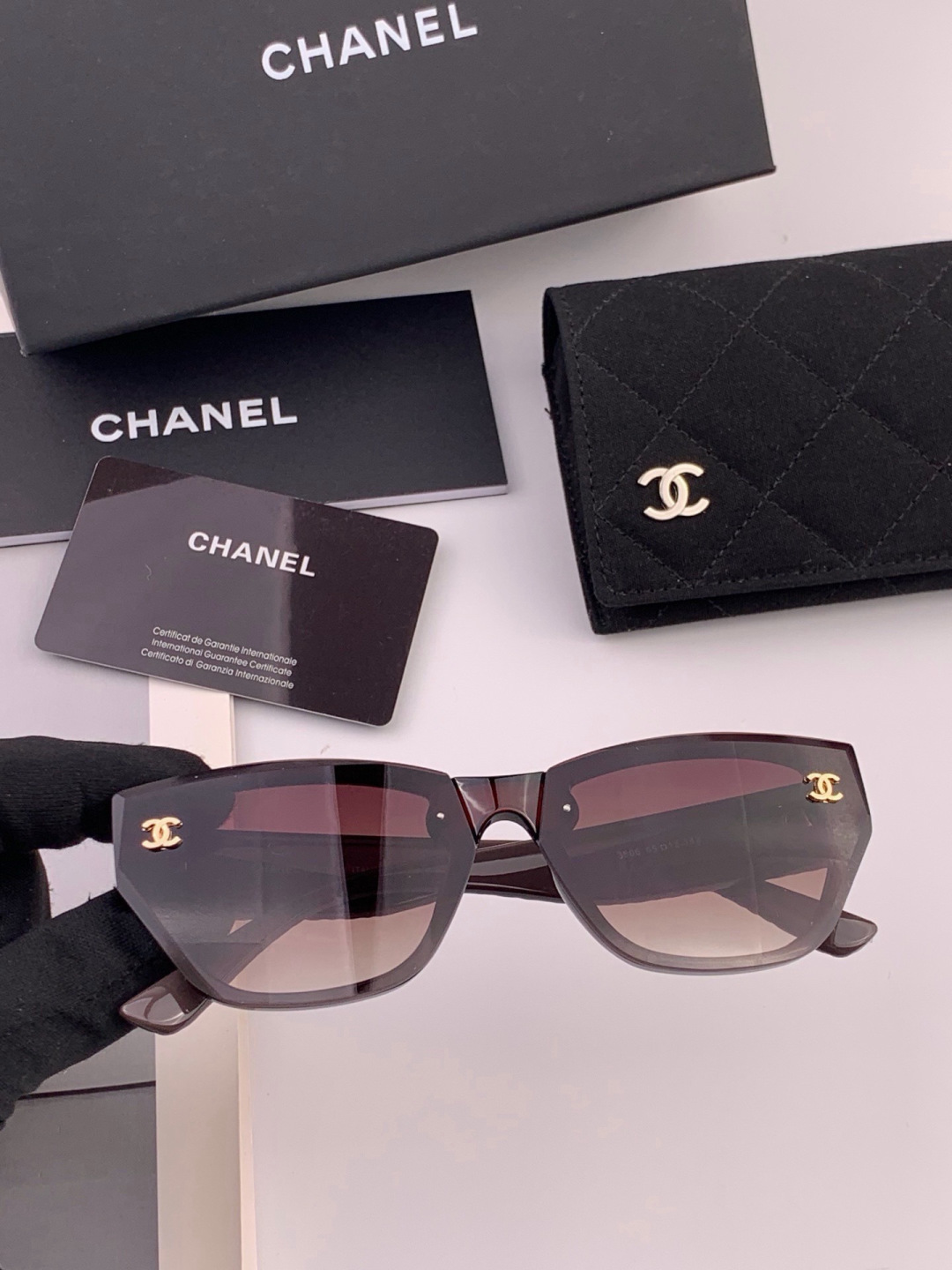 新品CHANEL 香奈儿太阳镜以独特魅力和前卫风格诠释春夏最新眼镜，质感超好佩带舒适 型号：CH6530 