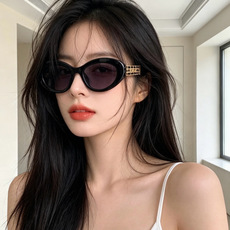 Chanel大框太阳镜墨镜 经典的方框设计,不挑脸型,无论搭配大衣还是连衣裙都非常显气质偏光镜片预防紫外线 型号:C Chanel大框太阳镜墨镜 经典的方框设计,不挑脸型,无论搭配大衣还是连衣裙都非常显气质偏光镜片预防紫外线 型号:C