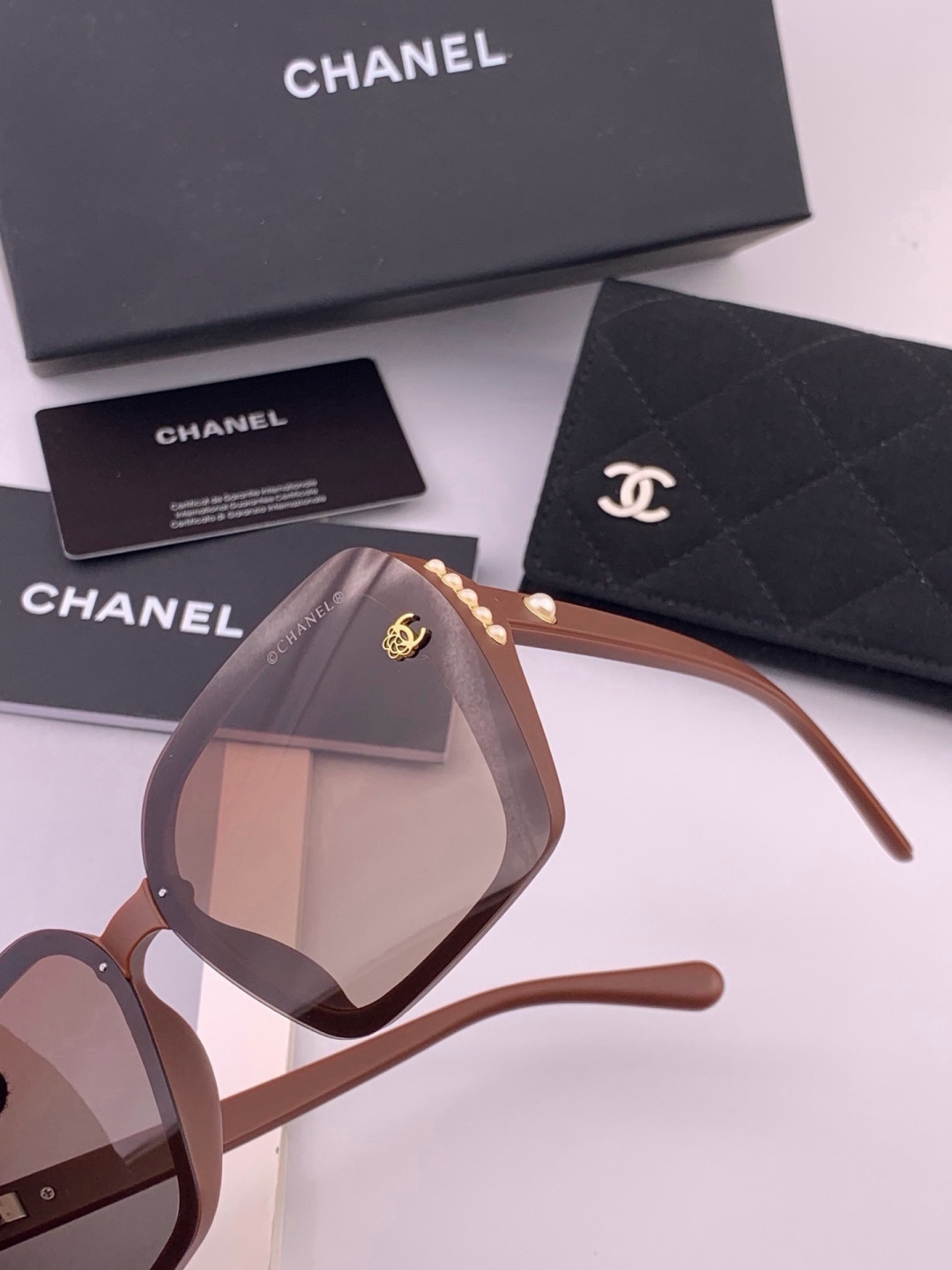 🔺CHANEL🔻官方早春新款，众多明星同款[色]香奈儿‼️‼️新款大框偏光墨镜 ，镜腿LOGO小珍珠🌈🌈宝丽来超清偏光太